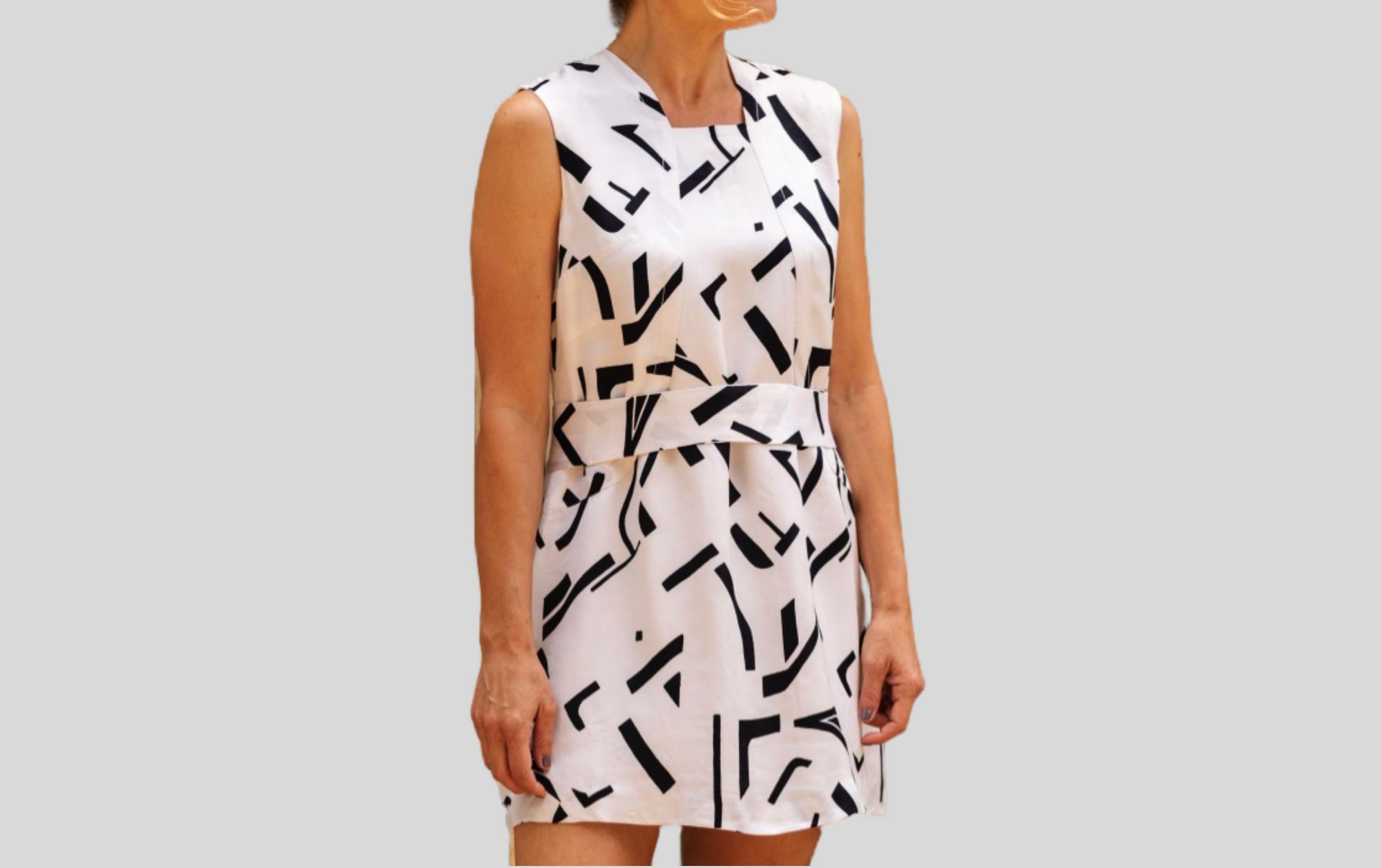 Soft sleeveless dress in white and black